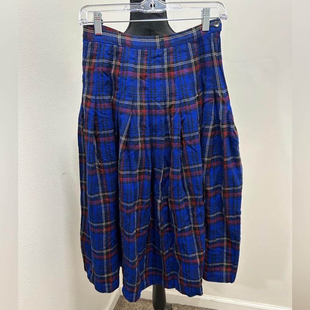 Vintage Pendleton wool plaid skirt, just past the knee, size 8
